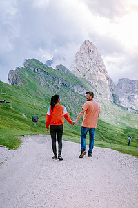 一对夫妇在度假远足 在 Seceda 峰上欣赏美景 特伦蒂诺上阿迪杰 白云岩阿尔卑斯山 南蒂罗尔 意大利 欧洲假期顶峰山峰天线旅图片