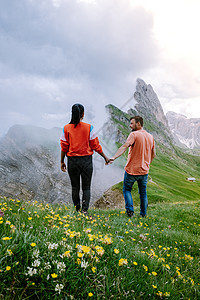 一对夫妇在度假远足 在 Seceda 峰上欣赏美景 特伦蒂诺上阿迪杰 白云岩阿尔卑斯山 南蒂罗尔 意大利 欧洲旅行高山顶峰天线山图片