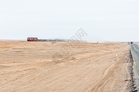 在斯瓦科普蒙德和沃尔维斯湾之间的C14公路旁边的火车图片