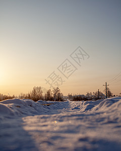 一条雪覆盖的铁路 和一条人们在冬天踏上的道路路线场景车站小路天空火车途径运输踪迹旅行图片