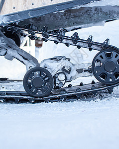 冬天雪车后面 在雪中骑马图片