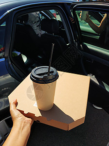 手拿着披萨和一杯热饮的木箱 快餐送走命令产品回收服务纸盒食物纸板午餐送货盒子图片
