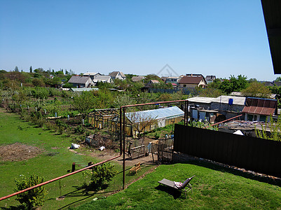 村里一片空地的顶端视图 平滑的矩形区域土地植物房子国家天空农村草地农业建筑旅行图片