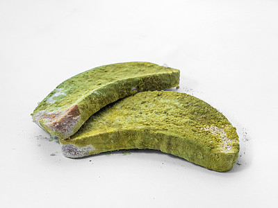 白色背景孤立的一块面包 上面盖着绿色模子疾病腐烂细菌模具青霉素宏观菌类真菌生物学孢子图片