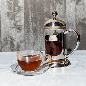茶杯和茶壶 银色背景的茶图片