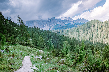 远足意大利多洛米蒂山 美丽的索拉皮斯湖在多洛米蒂山 意大利热门旅游目的地顶峰山脉反射刺槐岩石旅行风景高山公园假期图片