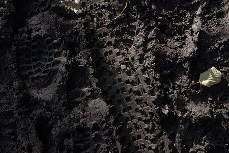 - 在厚厚的冬亩中俯视脚印和轮胎痕迹图片