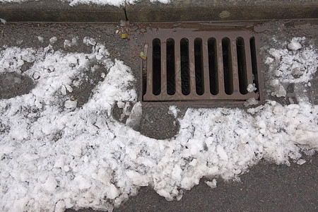 - 融雪流进铁柱地表下水道图片