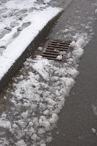 6 - 显示地表排水和积雪的柏油路垂直图象图片