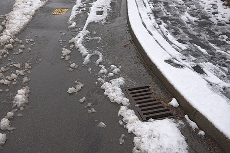 - 8号风暴排在一条 雪融化的道路的拐角上图片