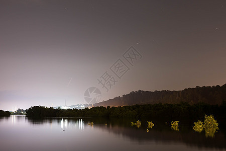 夜间湖泊 自然和山丘的风景景观 天空明亮 有恒星 水上闪耀的光亮图片