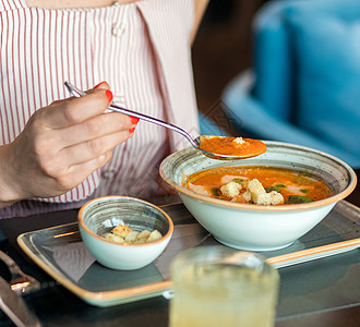 餐盘上用面包屑吃汤图片