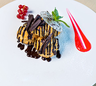 一块巧克力蛋糕 桌上有薄荷糖的巧克力蛋糕软糖盘子浆果海绵庆典糖浆馅饼生日糕点派对图片