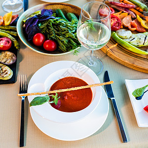 美味的红番茄汤和白酒蔬菜图片