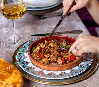 妇女在餐厅用白酒和肉食吃饭烧烤美食火鸡健康饮食胡椒饮食生活方式洋葱烹饪香菜图片