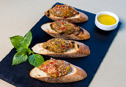 小面包上的茄子沙拉 塔帕斯装饰品图片