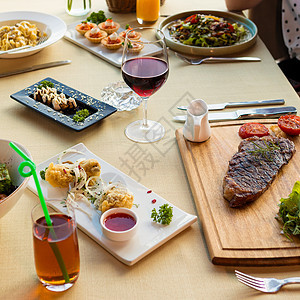 美味的牛排和蔬菜 在木板上 装饰 果汁图片