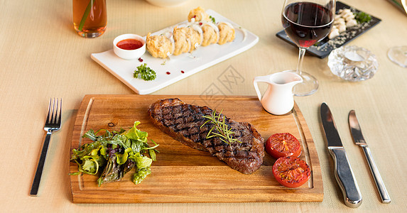 美味的牛排和木板上的蔬菜菜单迷迭香食物餐厅牛扒课程薯条牛肉盘子烧烤图片
