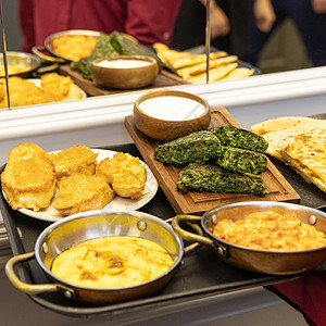 早餐餐盘上的食物牛肉烹饪香肠午餐餐厅萝卜刀具美食管理人员桌子图片