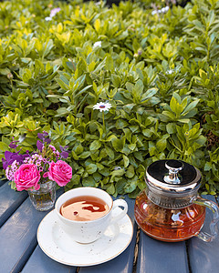 茶壶 茶杯和花朵 绿色背景图片