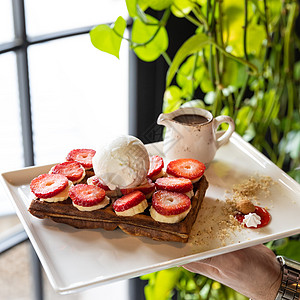 美味的草莓小点心 木板上的鹿肉食物牛人烹饪管理人员刀具牛肉盘子早餐萝卜薯条图片