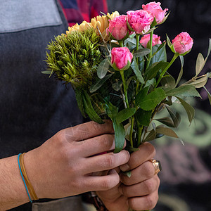 卖花人在店里做花束生意成人职业花店展示装饰风格工作郁金香花朵图片