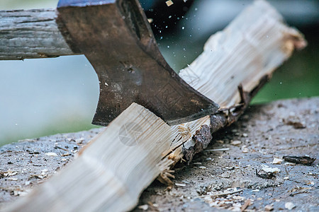 拾柴取火 尖斧头在一块块上砍柴农村国家树桩力量森林小屋工作柴堆木头运动图片