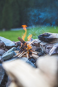 做一个营火 露营之旅的小火焰 户外冒险生存友谊野餐森林朋友们危险燃烧篝火烧伤青年图片