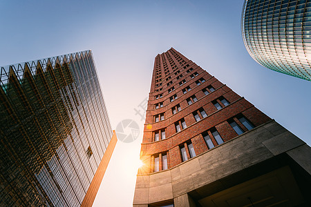 柏林Postdamer广场的天梯 晚间风景中心城市地标金融建筑学街道建筑太阳办公室摩天大楼图片