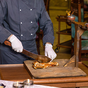 厨师切鸡肉 木板上砍刀迷迭香烹饪工作炙烤活动草药棕色厨房肉质牛肉图片