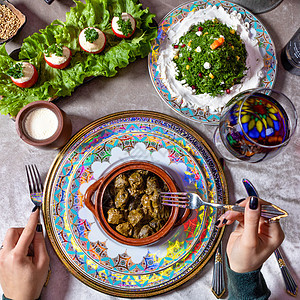 妇女吃多尔玛 阿塞拜疆食用最美观游牧民族照片食谱香料生态树叶酸奶厨房食物藤蔓图片