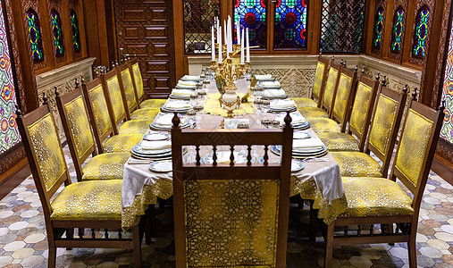 旧式阿拉伯餐厅室内木头椅子图案风格设置用餐装饰咖啡店桌子家具背景图片