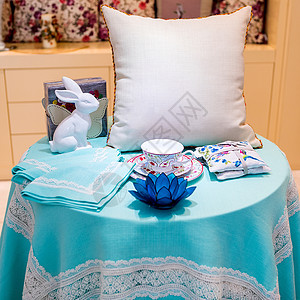 蓝色枕头和毯子杯隔绝图片