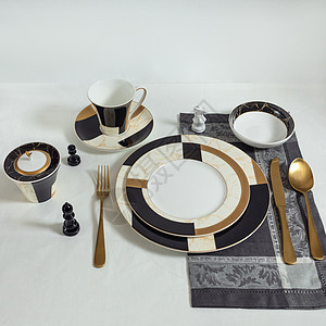 一套干净的餐具 盘子 盘子 餐具和桌上用具水晶餐厅服务玻璃眼镜厨具毛巾杯子刀具厨房图片