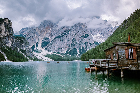意大利著名的湖 南蒂罗尔的 意大利阿尔卑斯山的美丽湖泊远足森林反射池塘旅游游客旅行蓝色顶峰岩石图片