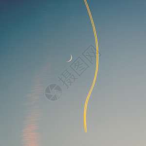 喷气飞机 其天体和日落时的月亮图片