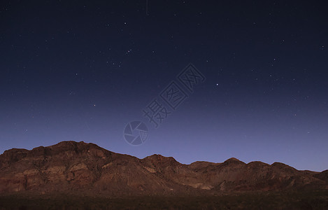 星空在阿根廷门多萨的乌斯帕拉塔附近的山上图片