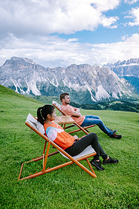 一对夫妇在度假远足 在 Seceda 峰上欣赏美景 特伦蒂诺上阿迪杰 白云岩阿尔卑斯山 南蒂罗尔 意大利 欧洲顶峰高山旅行假期山图片