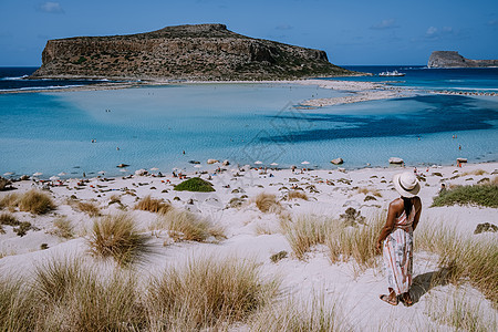 海滩是希腊最美丽的海滩之一 位于希腊岛天堂地标太阳游泳海景旅游女士热带全景海岸线图片