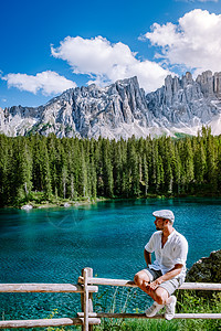 人们参观意大利白云岩的 hte bleu 湖 Carezza 湖 Karersee 和意大利南蒂罗尔博尔扎诺省的拉特马尔山 Ca图片