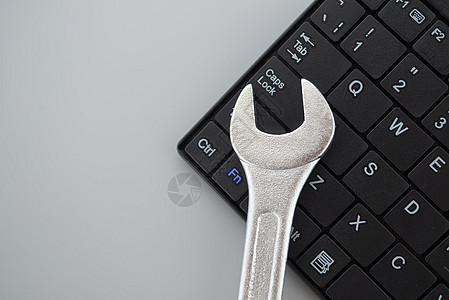 电脑键盘上的扳手图片