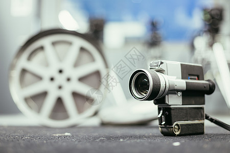 电影制作 在地板上古老的旧摄影机 背景中制作工作室卷轴作坊演播室生产摄像机制片人镜头电视节日记录图片