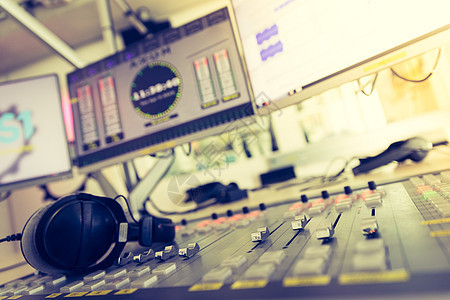 电台广播演播室 音响板和计算机车站展示节目耳机居住调频播送广播技术麦克风图片