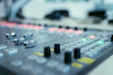 电台广播演播室 音响板和计算机制作人扬声器麦克风程序居住歌曲软件节目广播技术图片