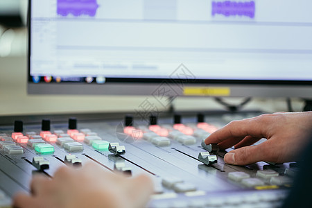 电台广播演播室 主持人正在使用音响机 即背景计算机的声波板技术音板电脑体积扬声器男性职场麦克风展示歌曲图片