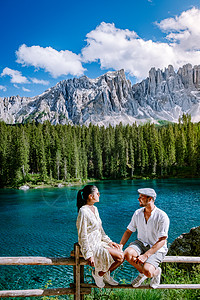 夫妇参观意大利白云岩的 hte bleu 湖 Carezza 湖 Karersee 和意大利南蒂罗尔博尔扎诺省的拉特马尔山 Ca图片