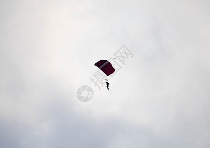 在空中滑翔时无焦点和模糊不清的降落伞特技空气橙子跳伞危险飞机风险自由活动天空日落图片