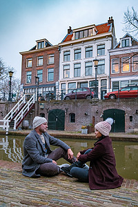 荷兰荷兰乌得勒支市中心Oudegracht旧运河上的传统房屋城市男人因果夫妻景观建筑学假期女朋友旅行中年图片