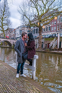 荷兰荷兰乌得勒支市中心Oudegracht旧运河上的传统房屋城市假期朋友们中年女朋友关系男朋友夫妻游客闲暇图片