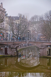 荷兰荷兰乌得勒支市中心Oudegracht旧运河上的传统房屋景观市中心历史城市旅游教会自行车中心游客咖啡店图片